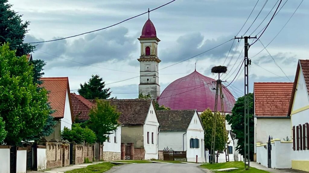 Palkonya és a piros kupolás Szent Erzsébet-templom