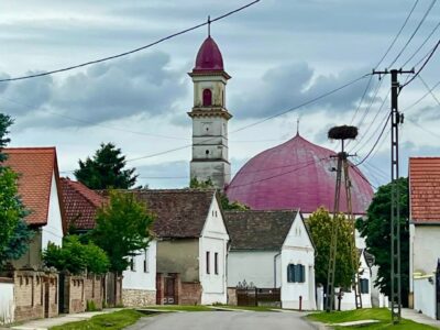 Palkonya és a piros kupolás Szent Erzsébet-templom