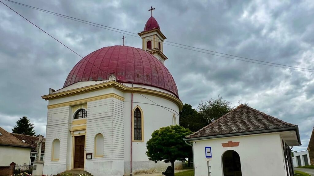 Palkonya és a piros kupolás Szent Erzsébet-templom
