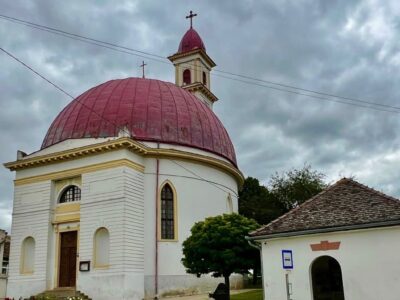 Palkonya és a piros kupolás Szent Erzsébet-templom