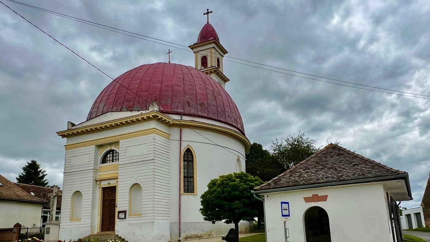Palkonya és a piros kupolás Szent Erzsébet-templom