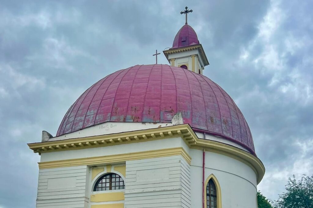 Palkonya és a piros kupolás Szent Erzsébet-templom