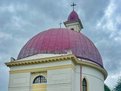 Palkonya és a piros kupolás Szent Erzsébet-templom