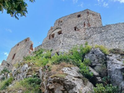 Meredek sziklaszirten magasodik a Bakony egyik leglátványosabb középkori vára