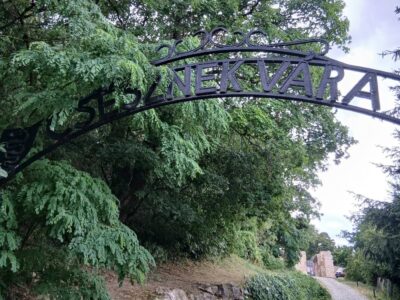 Meredek sziklaszirten magasodik a Bakony egyik leglátványosabb középkori vára
