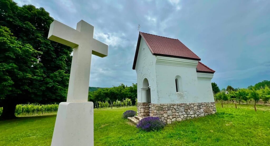 Szent Bertalan-kápolna Palkonyán – fényre tájolt épület a szőlőhegyen