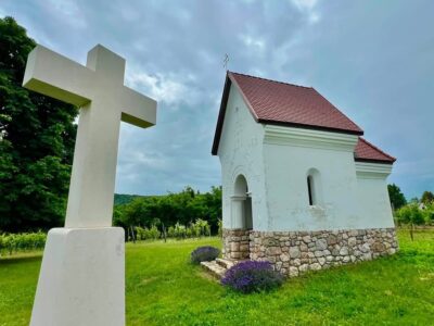 Szent Bertalan-kápolna Palkonyán – fényre tájolt épület a szőlőhegyen