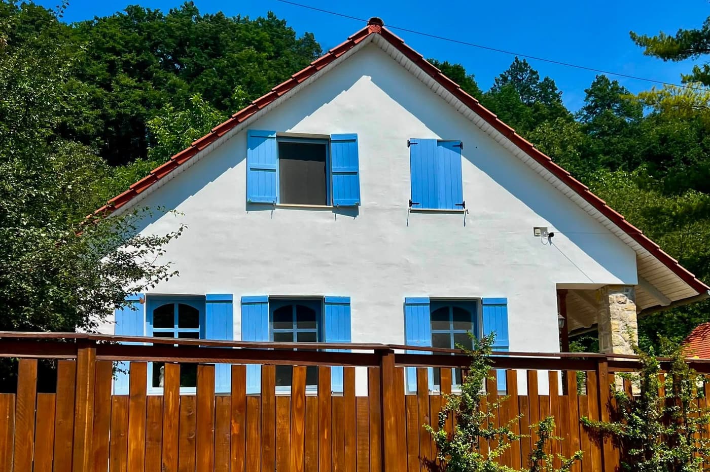 Püspökszentlászló, a Zengő oldalában fekvő apró falu