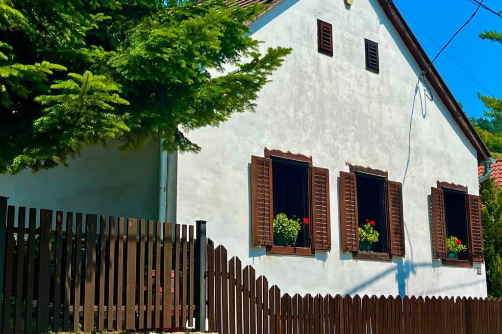 Püspökszentlászló, a Zengő oldalában fekvő apró falu