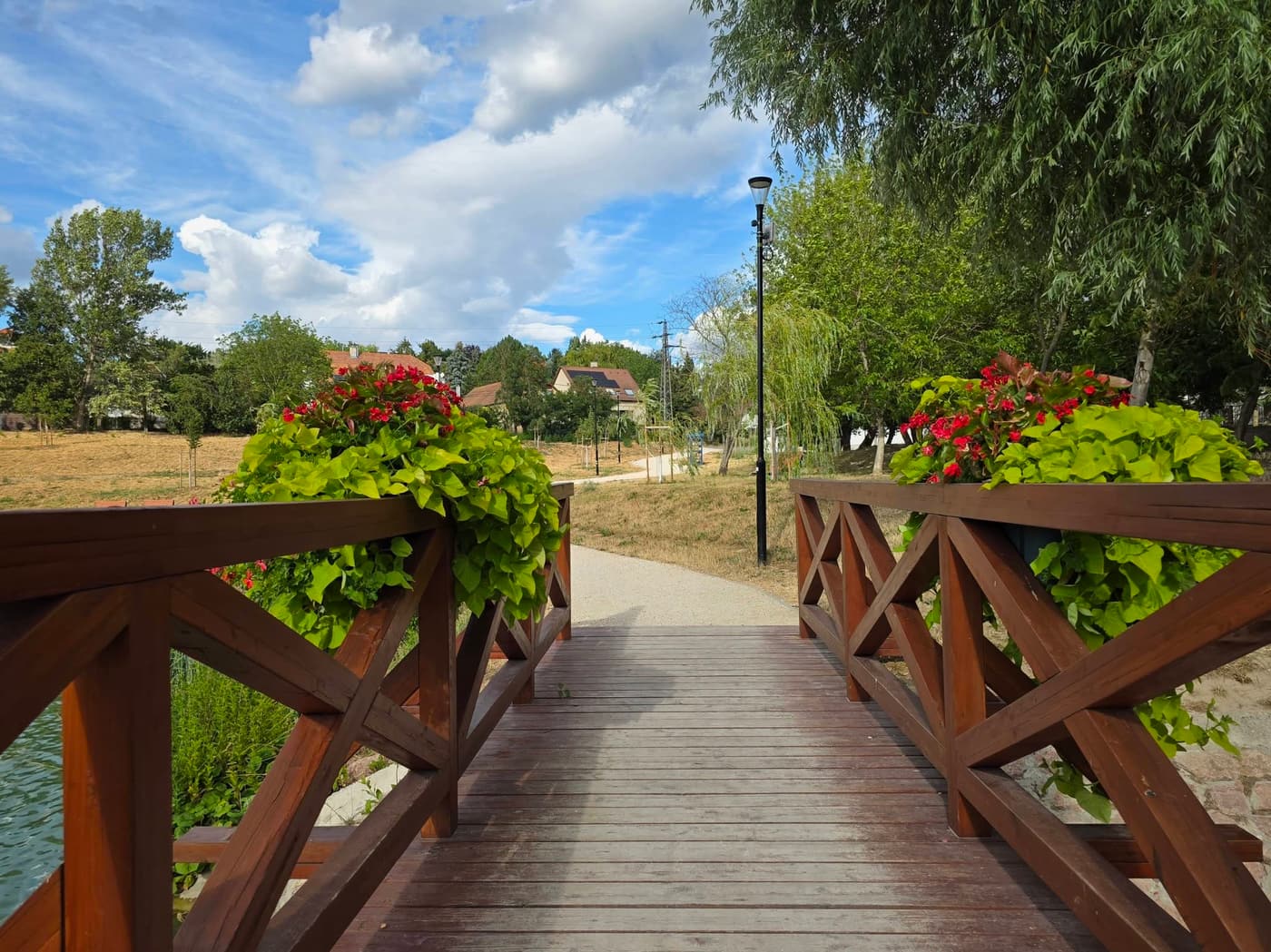 Hangulatos tóparti park vár könnyű sétára Törökbálinton