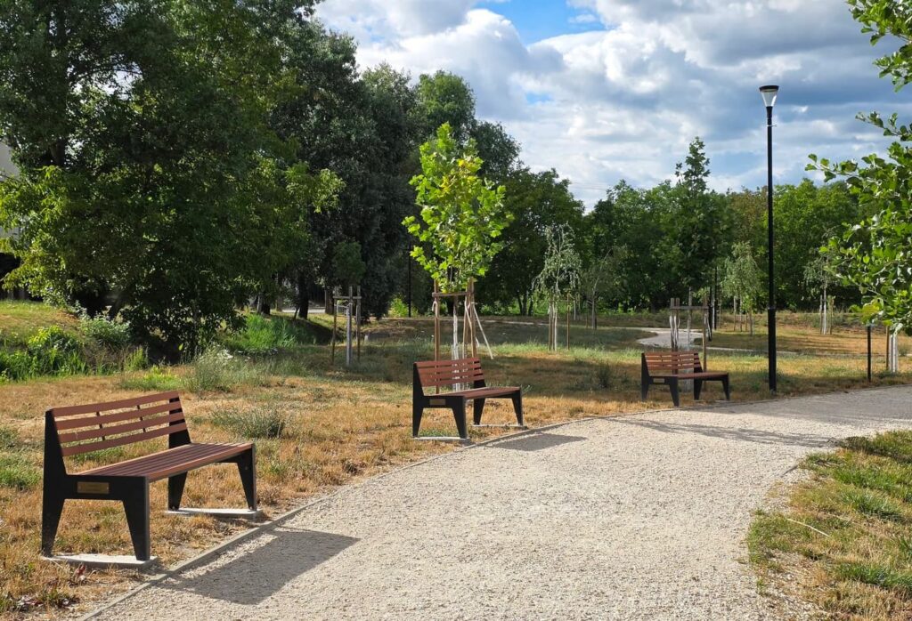 Hangulatos tóparti park vár könnyű sétára Törökbálinton