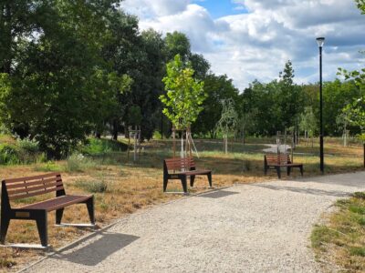 Hangulatos tóparti park vár könnyű sétára Törökbálinton