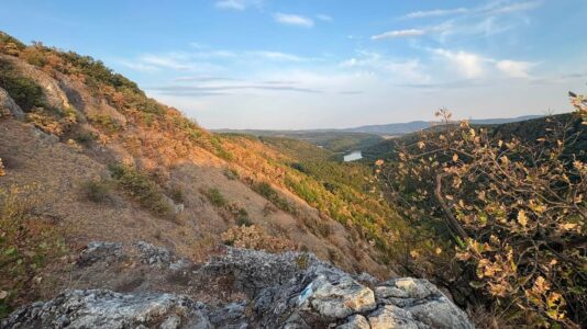 Herkó páter keresztje Uppony fölött – különleges panorámapont a Kalica-tetőn