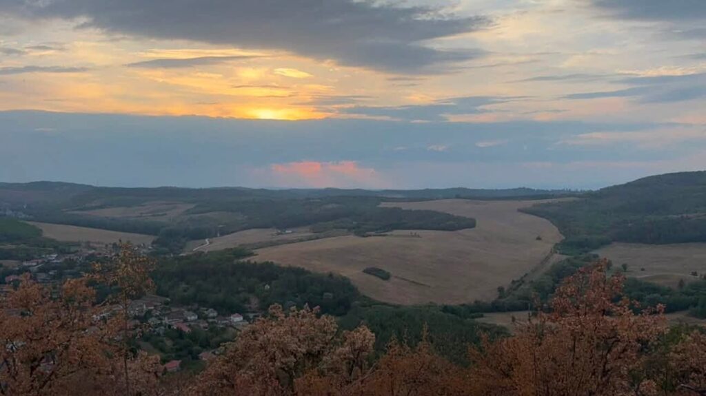 Herkó páter keresztje Uppony fölött – különleges panorámapont a Kalica-tetőn