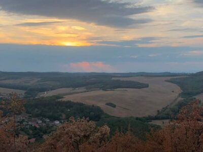 Herkó páter keresztje Uppony fölött – különleges panorámapont a Kalica-tetőn