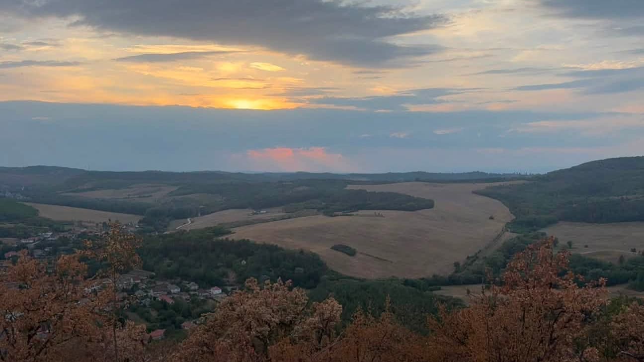 Herkó páter keresztje Uppony fölött – különleges panorámapont a Kalica-tetőn