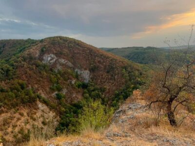 Herkó páter keresztje Uppony fölött – különleges panorámapont a Kalica-tetőn