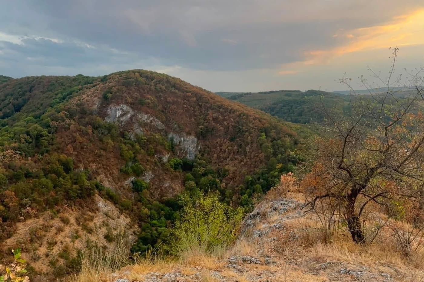 Herkó páter keresztje Uppony fölött – különleges panorámapont a Kalica-tetőn