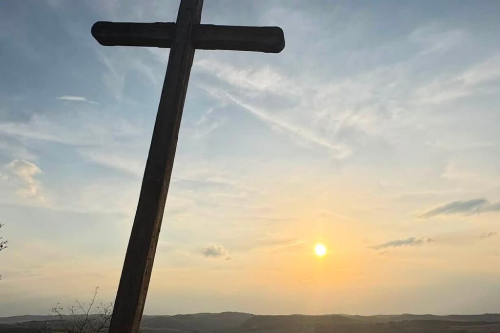 Herkó páter keresztje Uppony fölött – különleges panorámapont a Kalica-tetőn