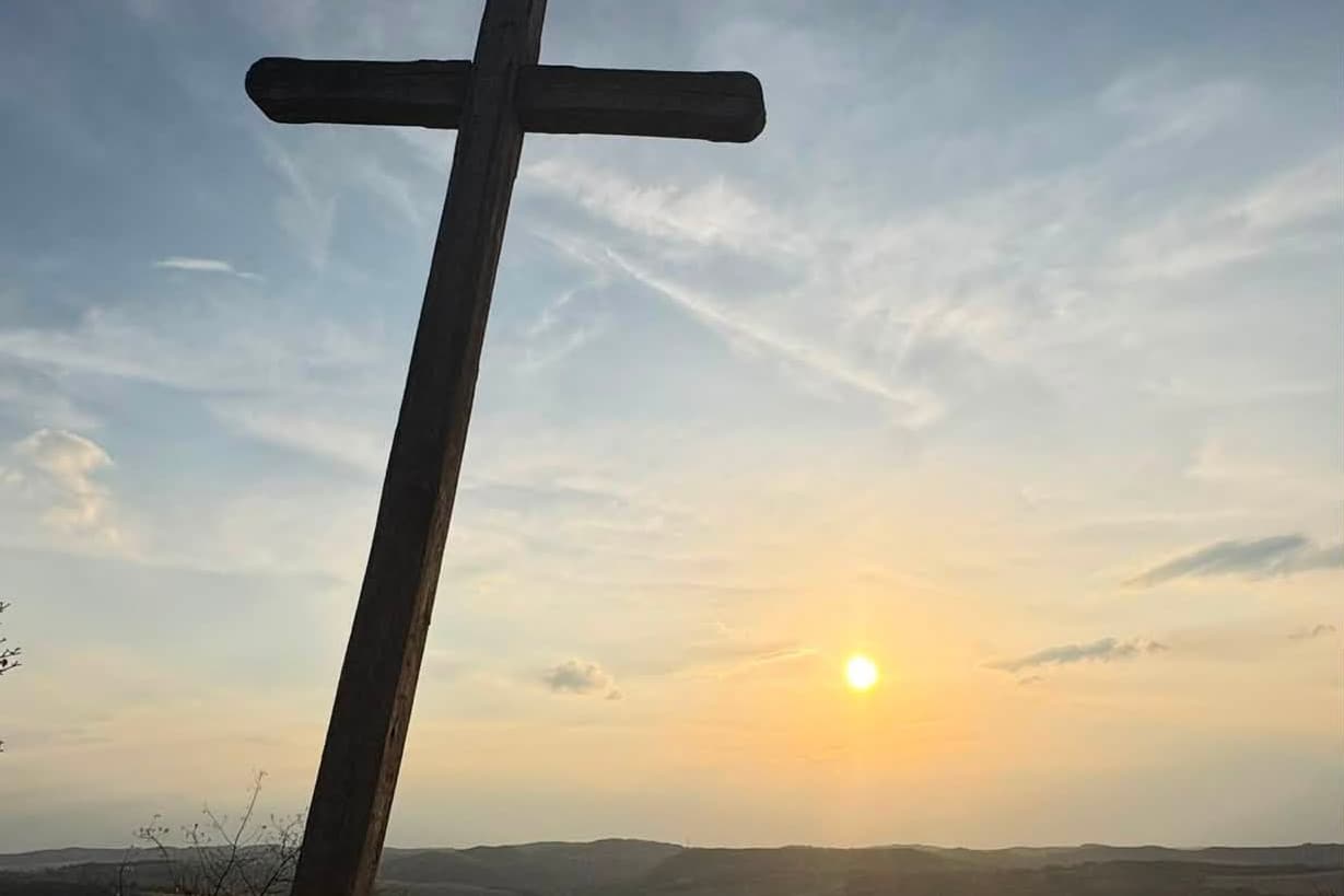 Herkó páter keresztje Uppony fölött – különleges panorámapont a Kalica-tetőn