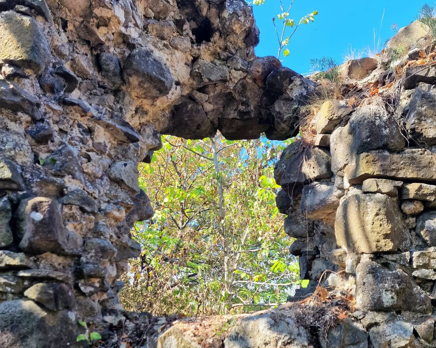 Cserteri vár: évszázados romok és panoráma a Mátrában