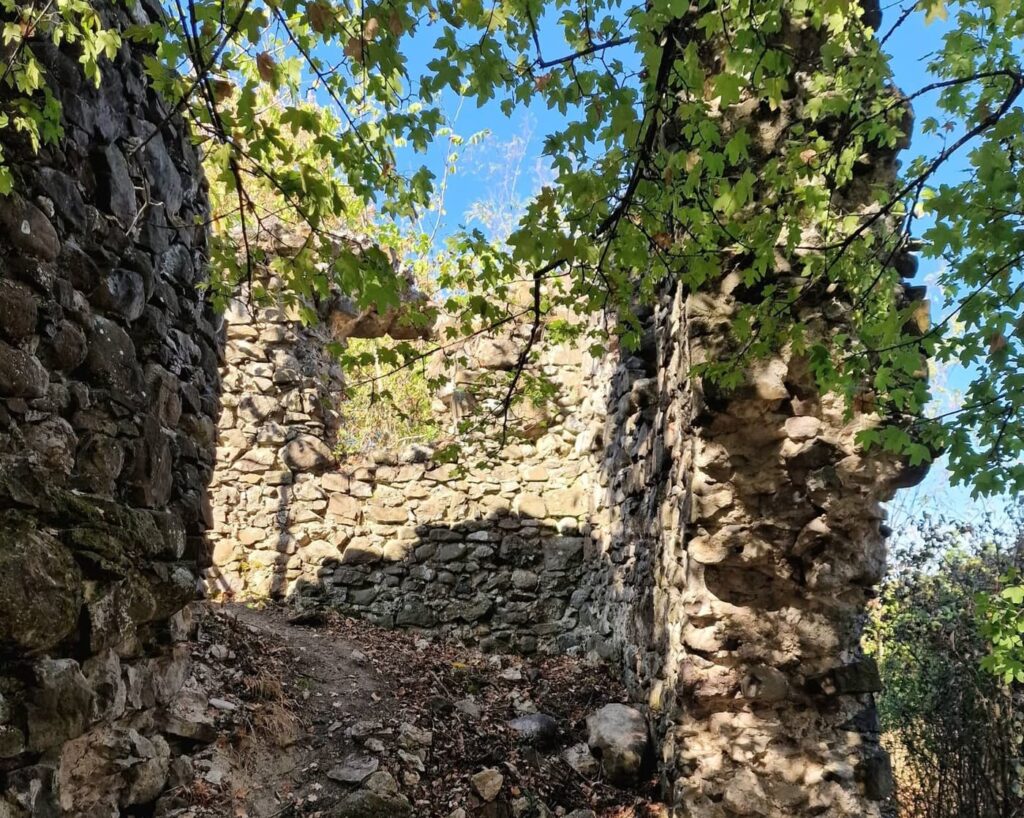 Cserteri vár: évszázados romok és panoráma a Mátrában