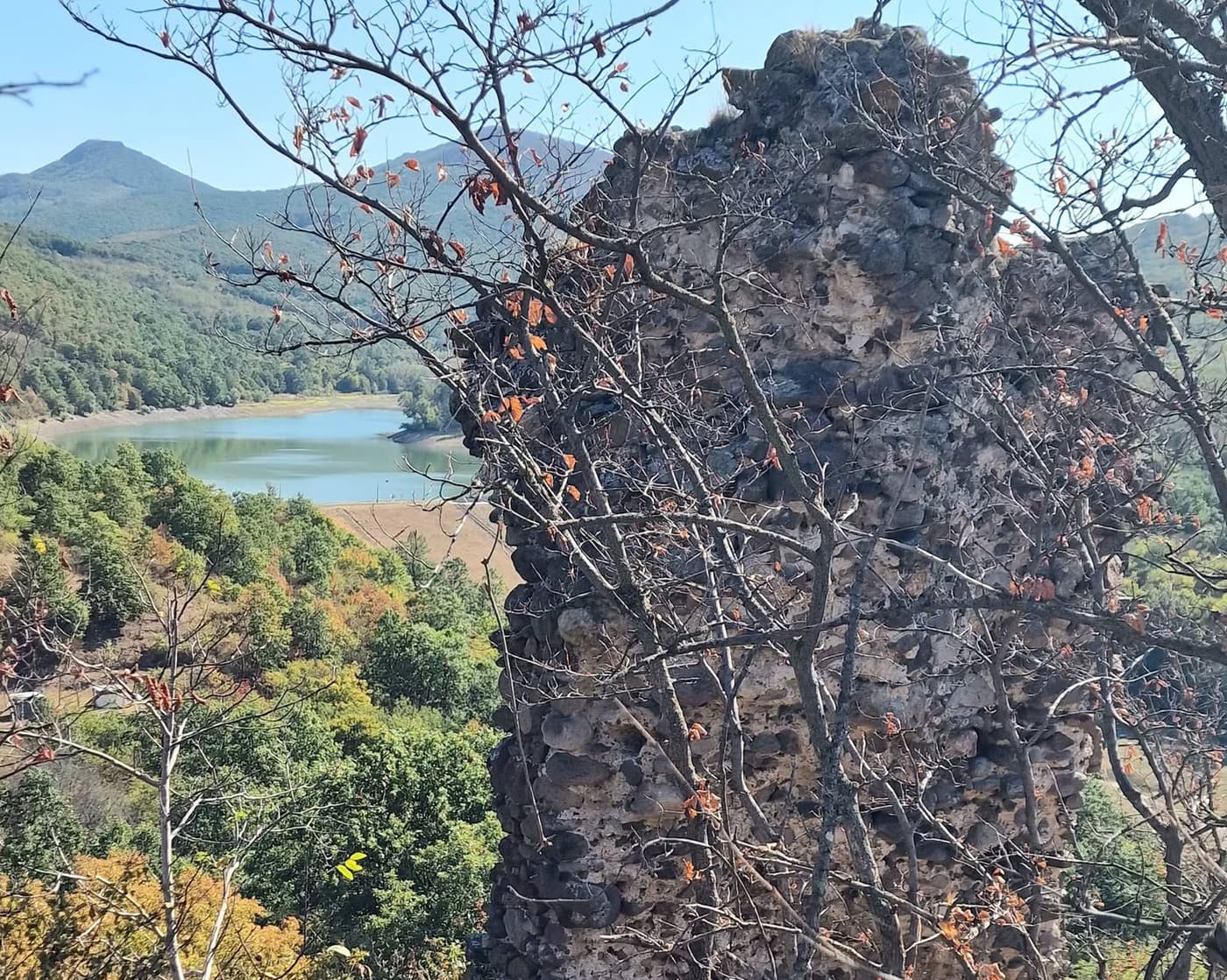 Cserteri vár: évszázados romok és panoráma a Mátrában