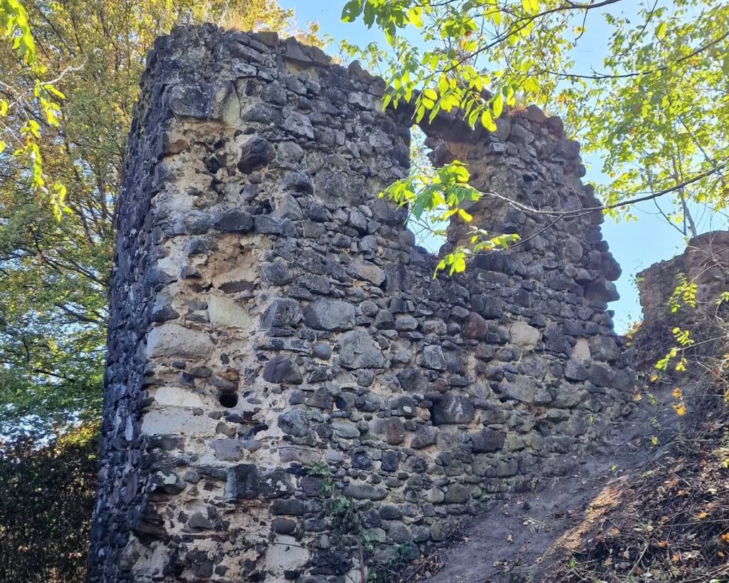Cserteri vár: évszázados romok és panoráma a Mátrában