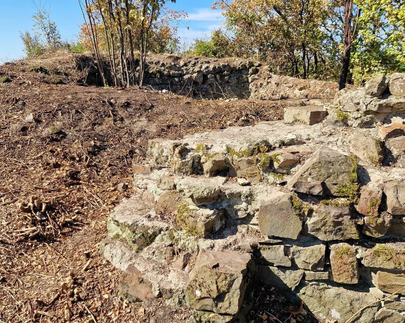 Cserteri vár: évszázados romok és panoráma a Mátrában
