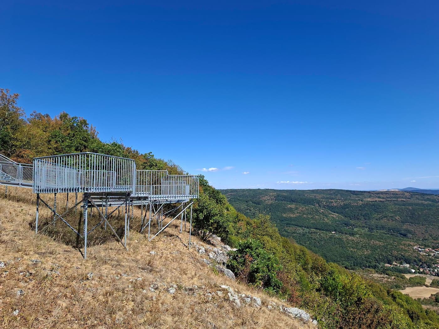 Pilis-tető, ahol panorámasétány és kilátó várja a kirándulókat