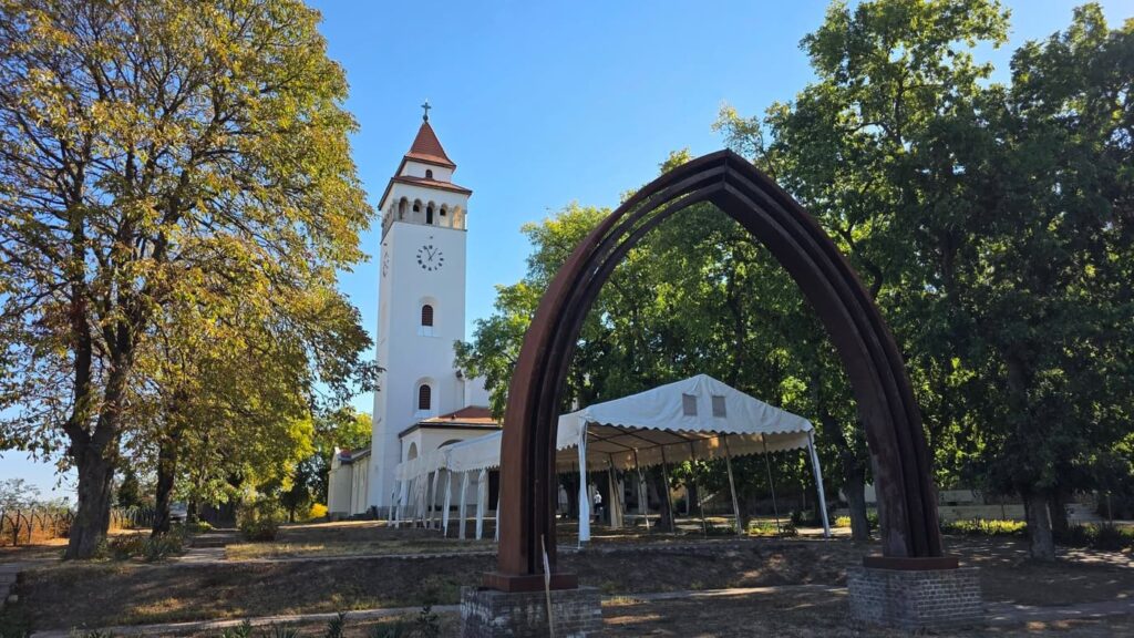 Egy különleges kegyhely a Klastrom-hegyen: a bátai Szent Vér-bazilika