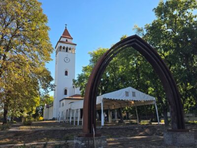 Egy különleges kegyhely a Klastrom-hegyen: a bátai Szent Vér-bazilika