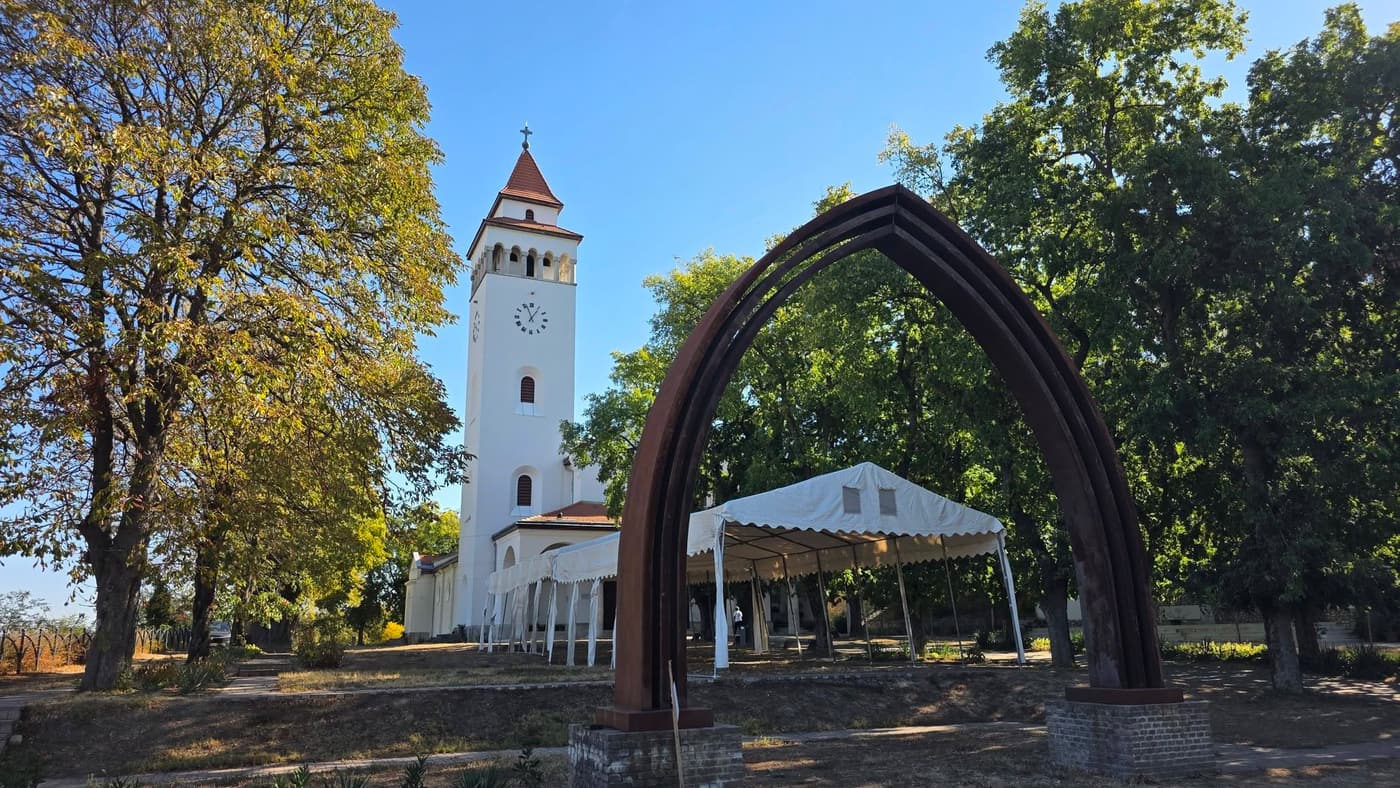 Egy különleges kegyhely a Klastrom-hegyen: a bátai Szent Vér-bazilika