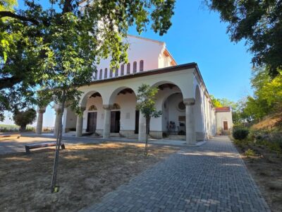 Egy különleges kegyhely a Klastrom-hegyen: a bátai Szent Vér-bazilika